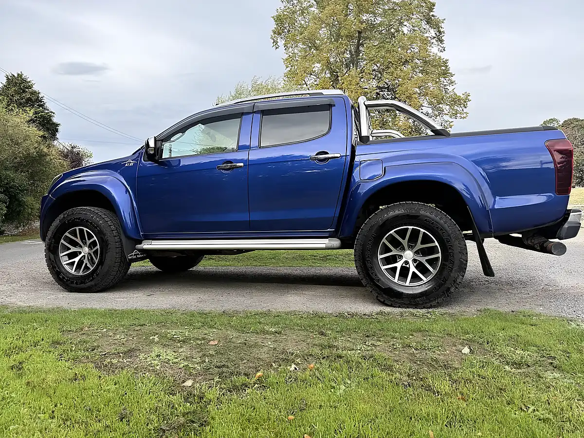 Used 2019 Isuzu D-Max AT35 Safir Sapphire Blue Mica - Interior and Exterior details 5