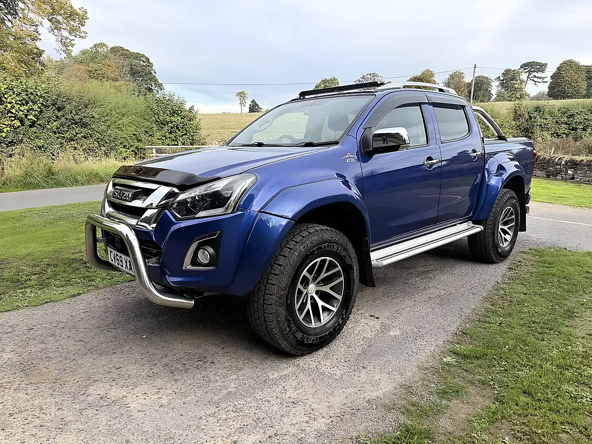 Used 2019 Isuzu D-Max AT35 Safir Sapphire Blue Mica - Interior and Exterior details 9