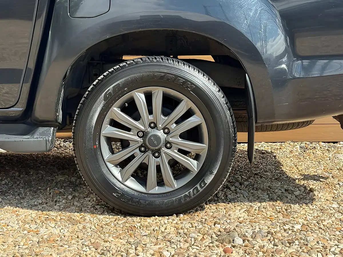 Used 2019 Isuzu D-Max Blade Black - Interior and Exterior details 12