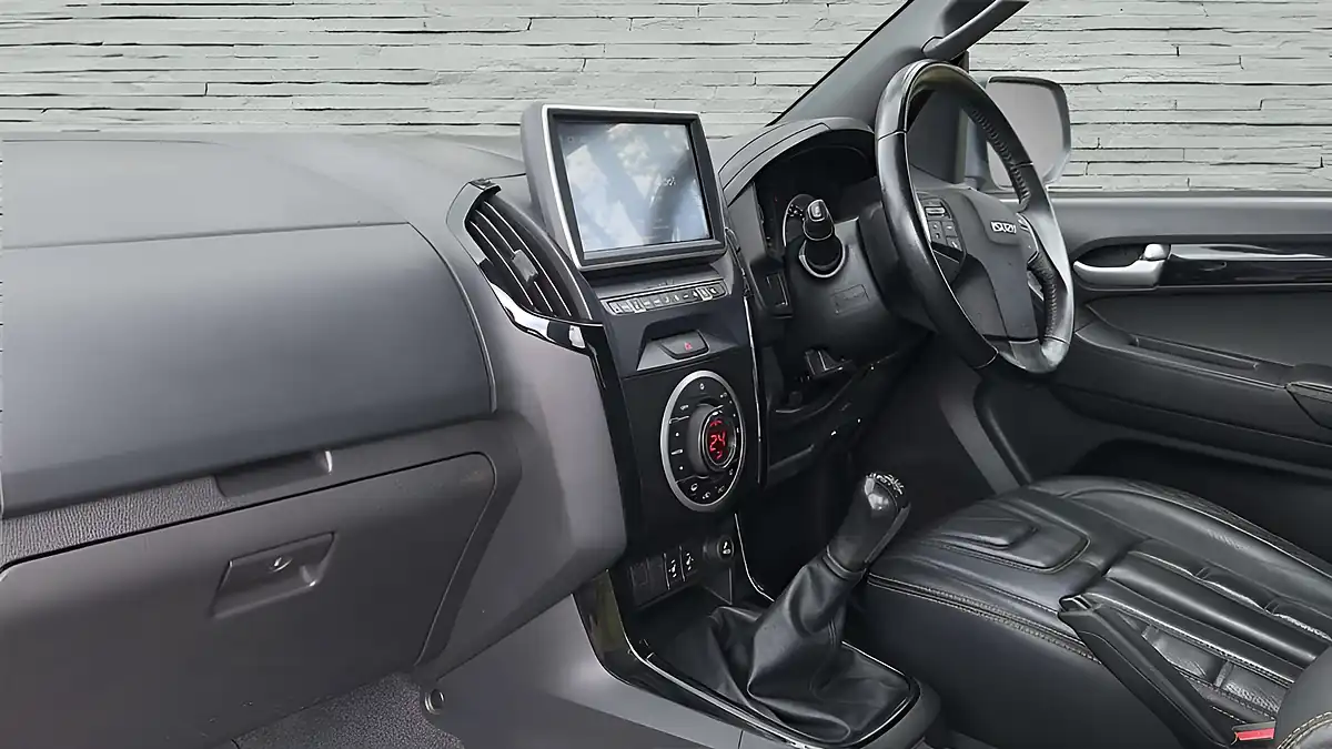 Used 2019 Isuzu D-Max Blade White - Interior and Exterior details 18