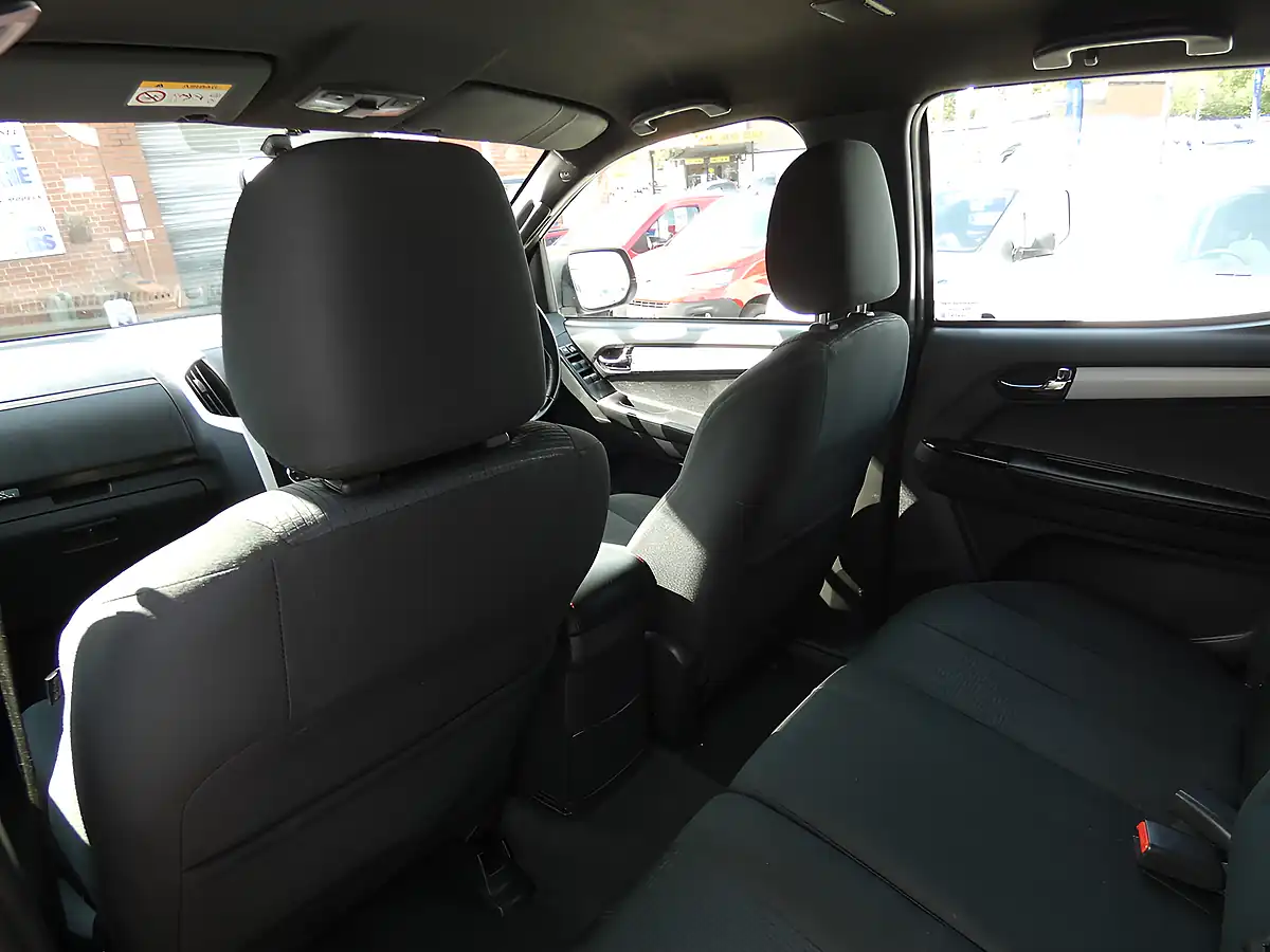 Used 2019 Isuzu D-Max Fury Red - Interior and Exterior details 18