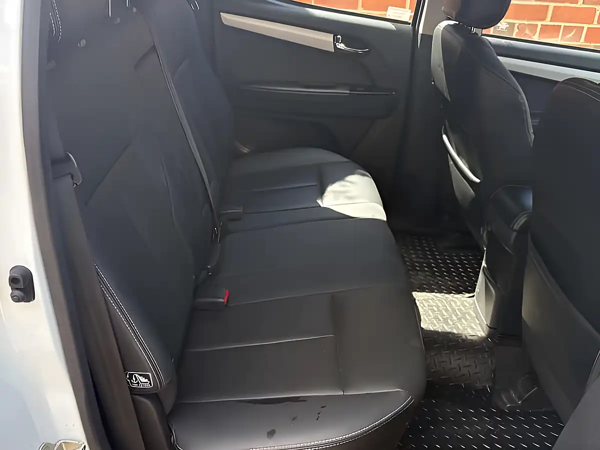 Used 2019 Isuzu D-Max Utha Pick-Up White - Interior and Exterior details 15