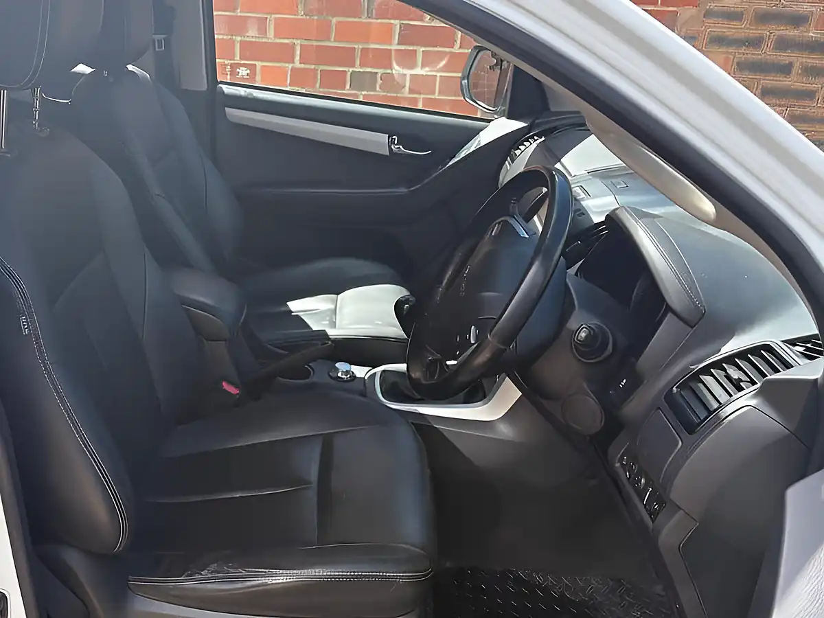 Used 2019 Isuzu D-Max Utha Pick-Up White - Interior and Exterior details 16