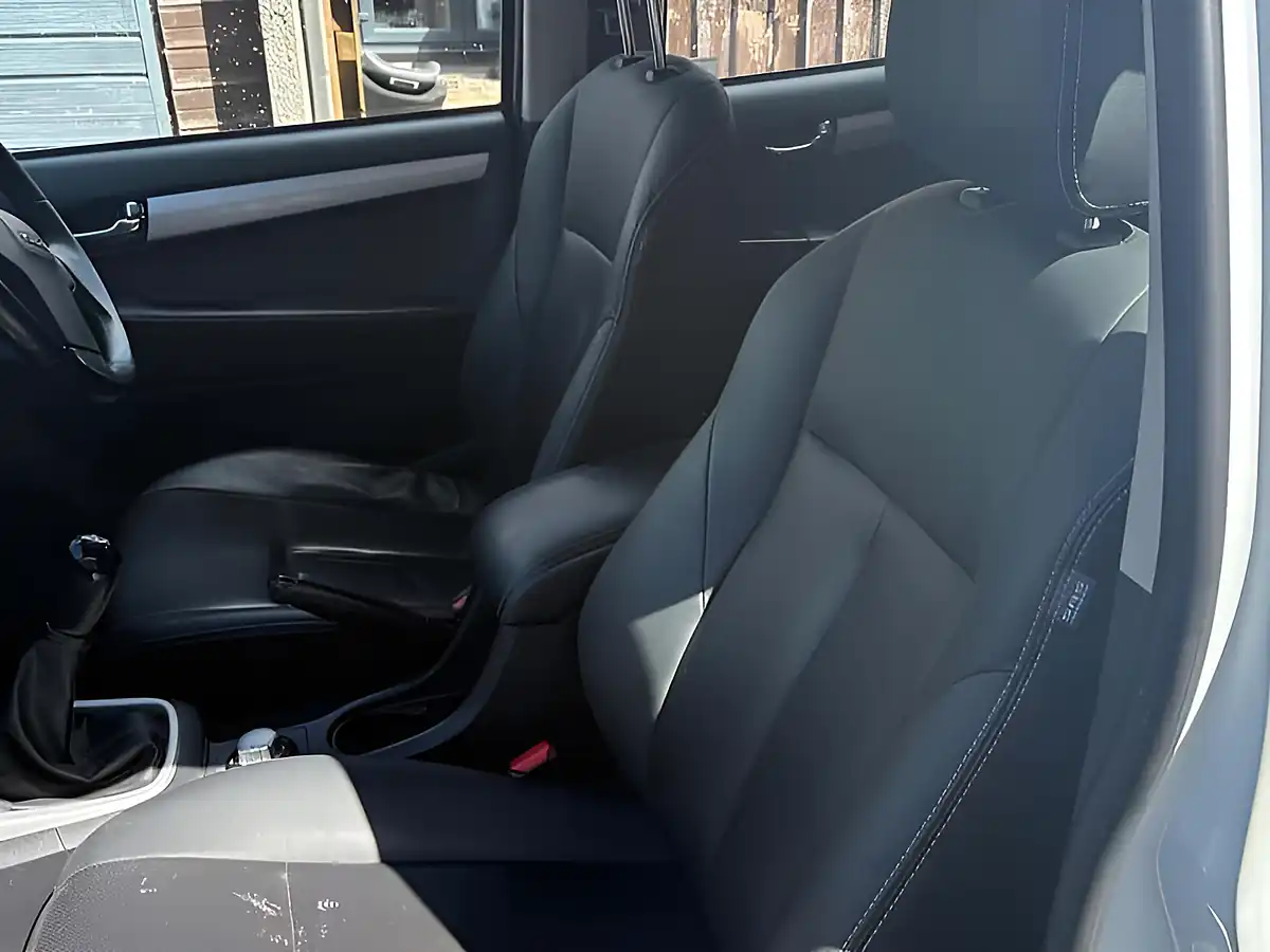 Used 2019 Isuzu D-Max Utha Pick-Up White - Interior and Exterior details 17