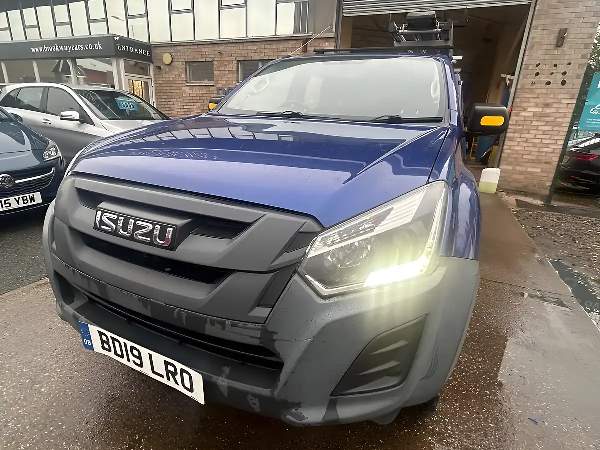 Used 2019 Isuzu D-Max Utility Blue - Interior and Exterior details 11