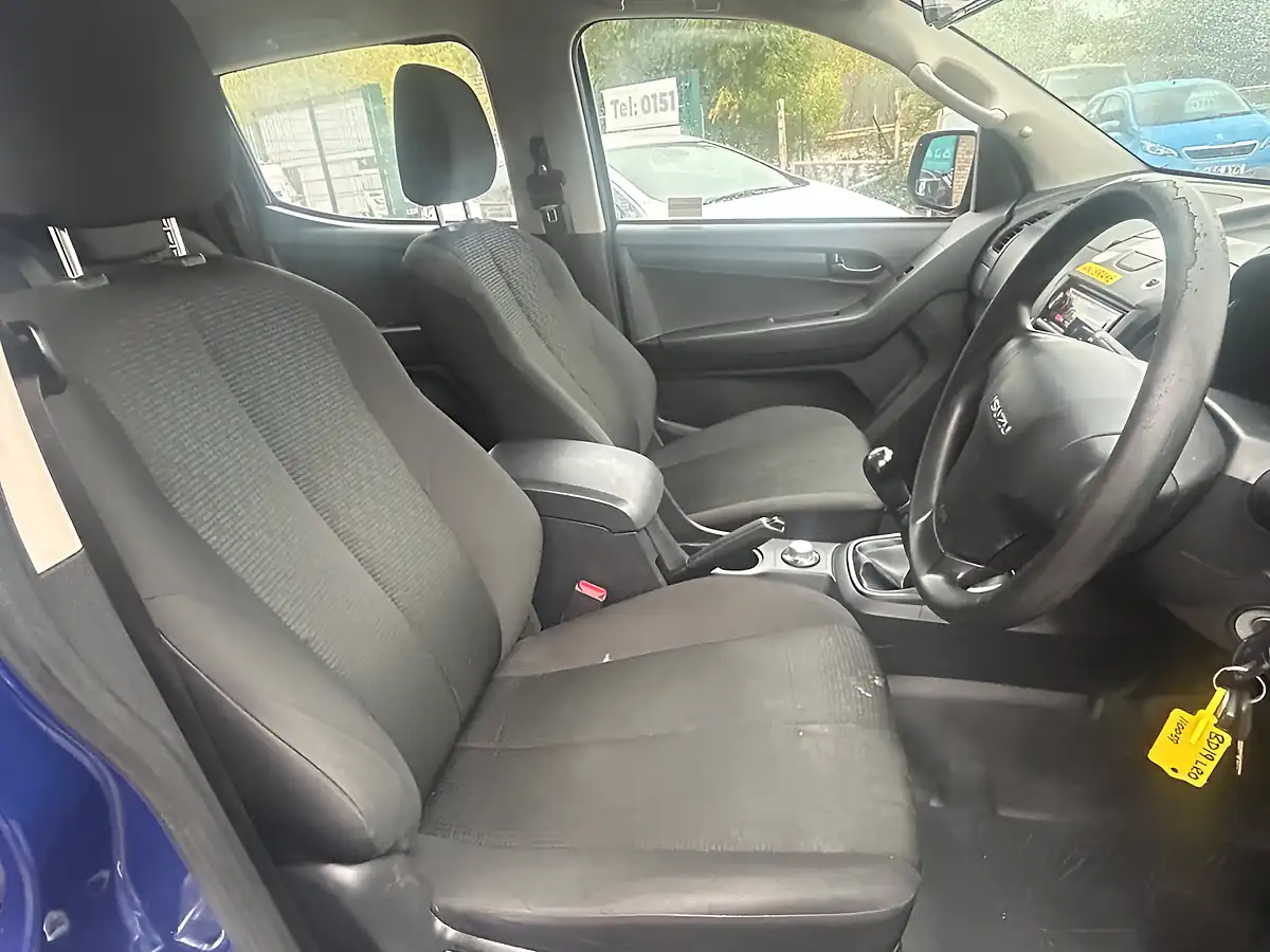 Used 2019 Isuzu D-Max Utility Blue - Interior and Exterior details 14