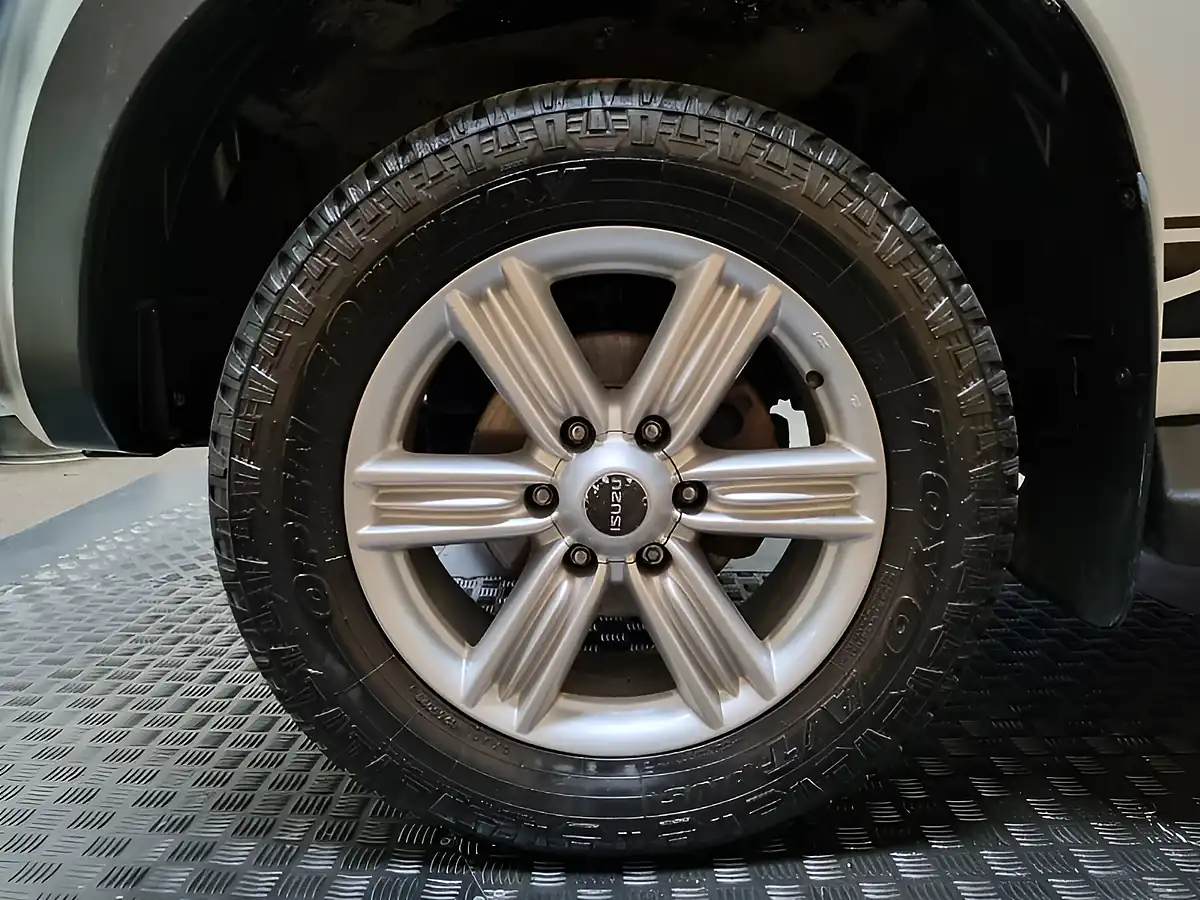 Used 2019 Isuzu D-Max Workman+ Splash White - Interior and Exterior details 12
