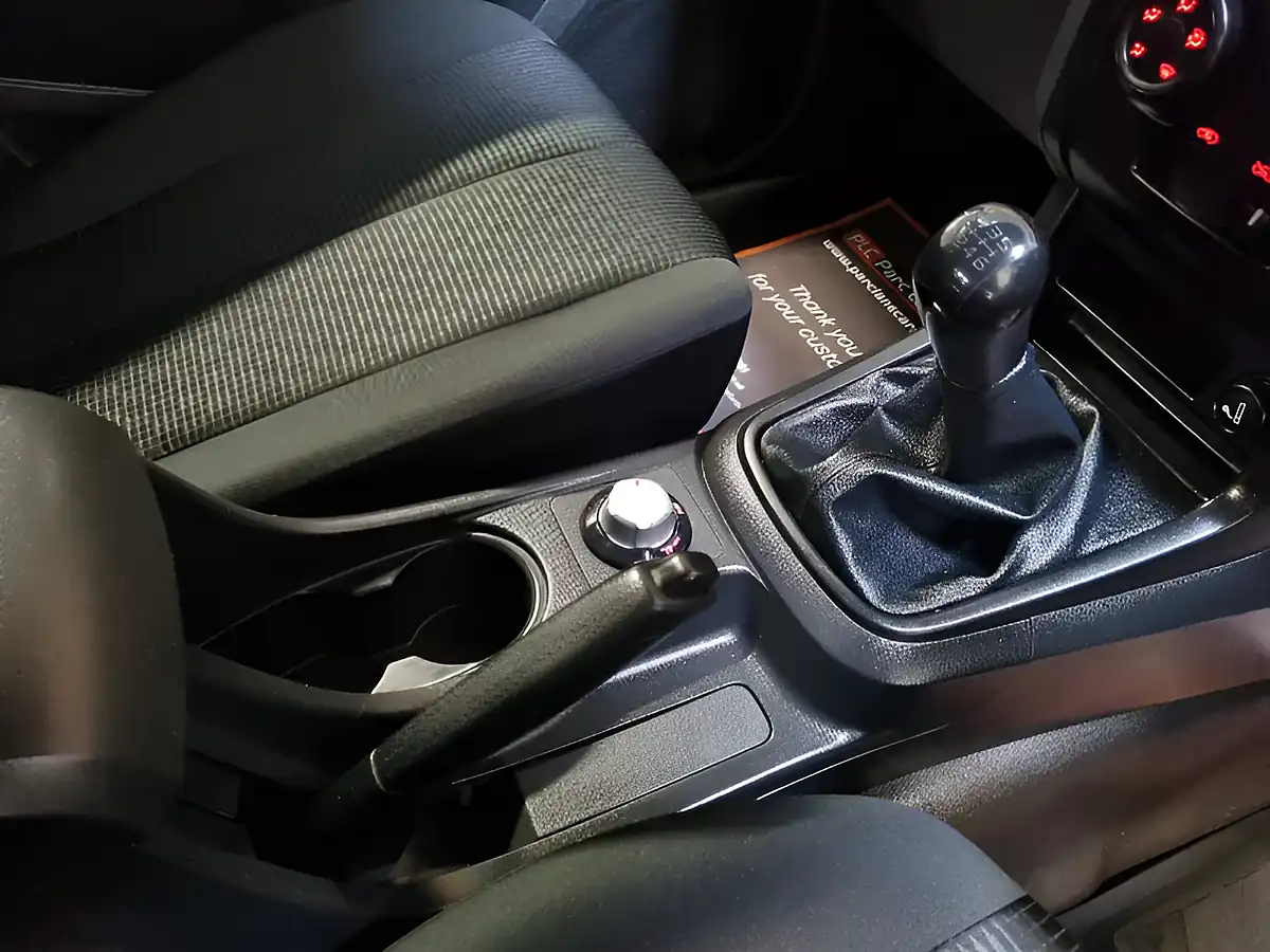 Used 2019 Isuzu D-Max Workman+ Splash White - Interior and Exterior details 17