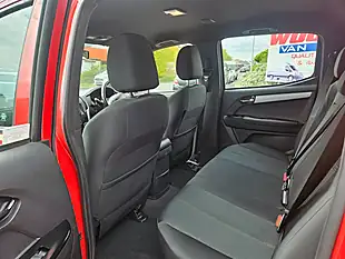 Used 2019 Isuzu D-Max Yukon Red - Interior and Exterior details 10