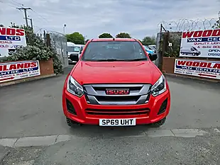 Used 2019 Isuzu D-Max Yukon Red - Interior and Exterior details 3