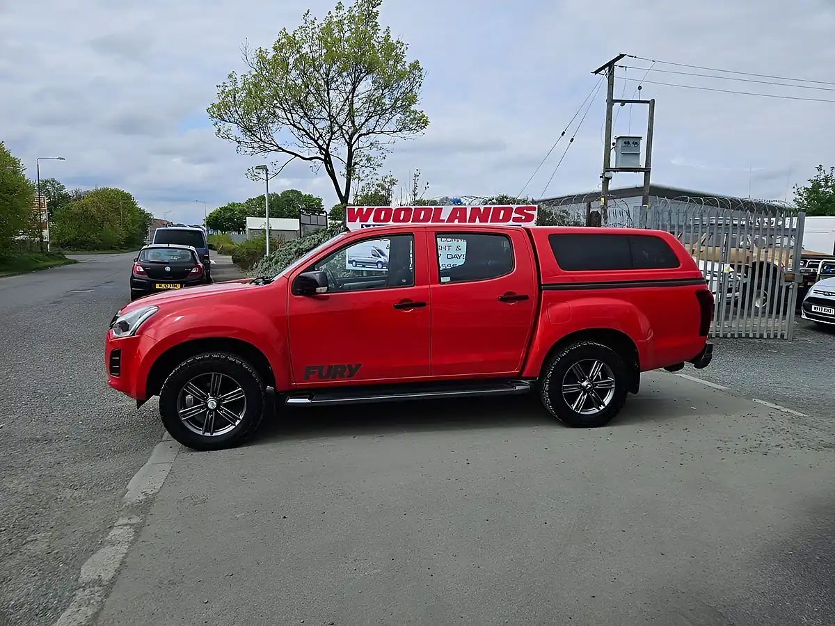 Used 2019 Isuzu D-Max Yukon Red - Interior and Exterior details 5
