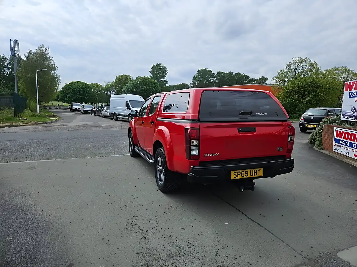 Used 2019 Isuzu D-Max Yukon Red - Interior and Exterior details 6