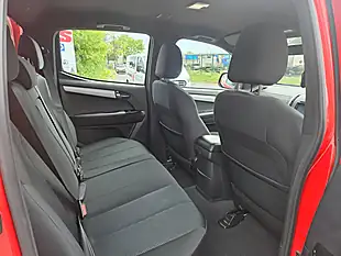 Used 2019 Isuzu D-Max Yukon Red - Interior and Exterior details 10
