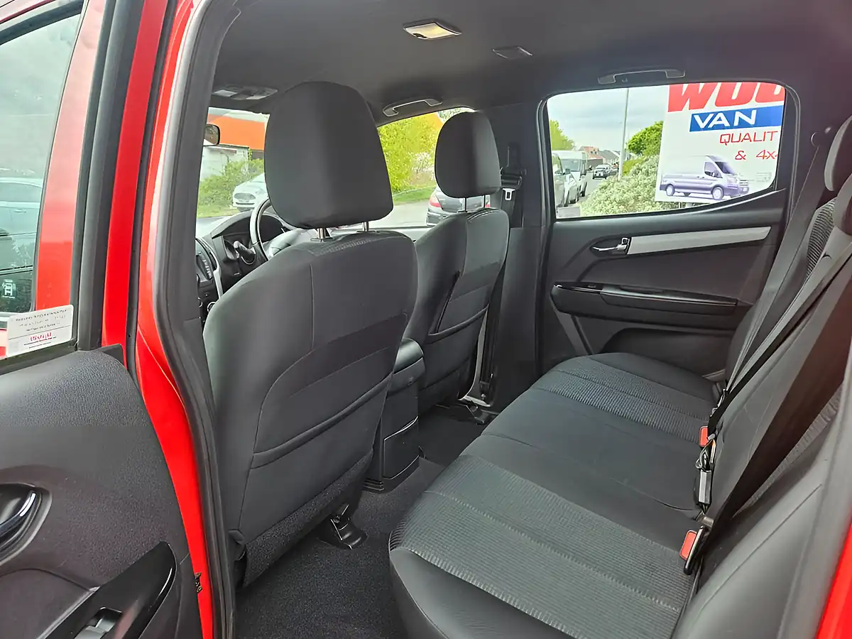 Used 2019 Isuzu D-Max Yukon Red - Interior and Exterior details 11