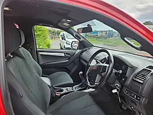 Used 2019 Isuzu D-Max Yukon Red - Interior and Exterior details 12