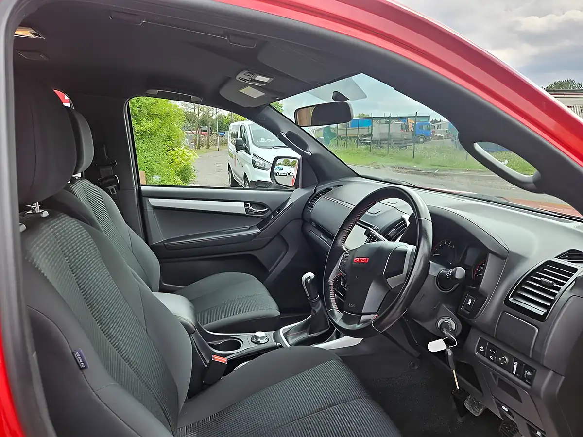 Used 2019 Isuzu D-Max Yukon Red - Interior and Exterior details 12