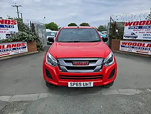 Used 2019 Isuzu D-Max Yukon Red - Interior and Exterior details 3