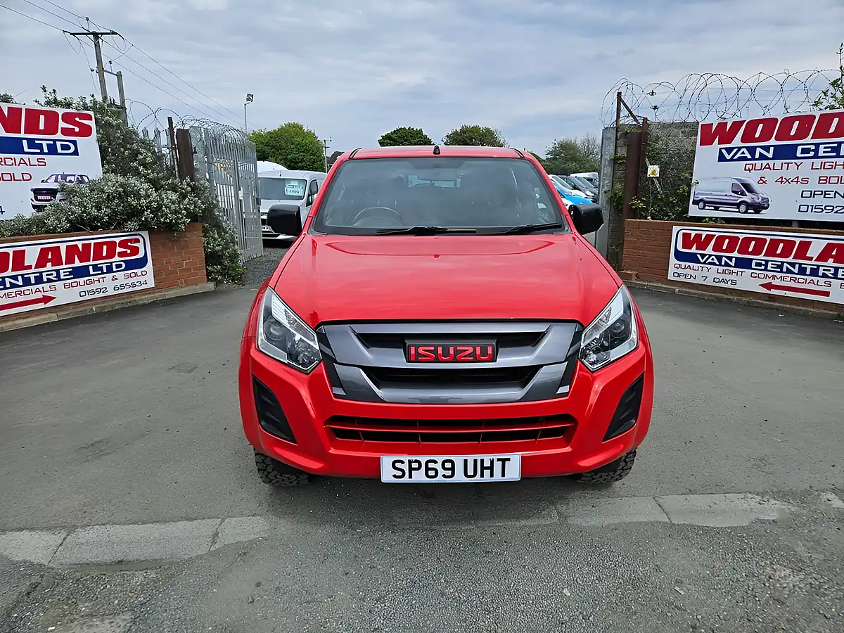Used 2019 Isuzu D-Max Yukon Red - Interior and Exterior details 3