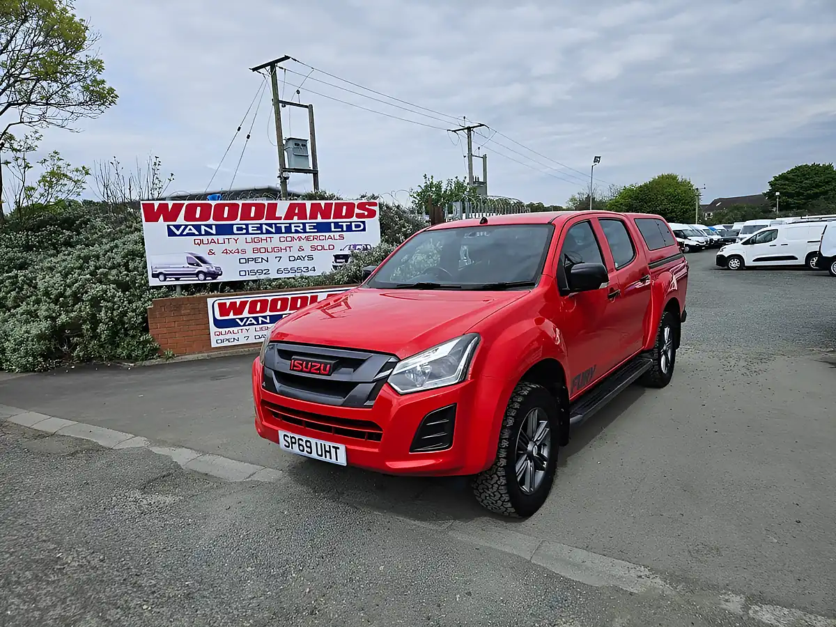 Used 2019 Isuzu D-Max Yukon Red - Interior and Exterior details 4
