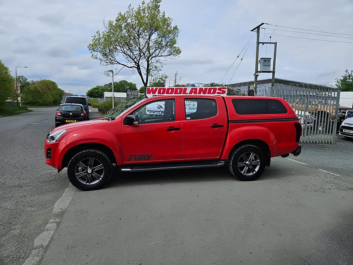 Used 2019 Isuzu D-Max Yukon Red - Interior and Exterior details 5