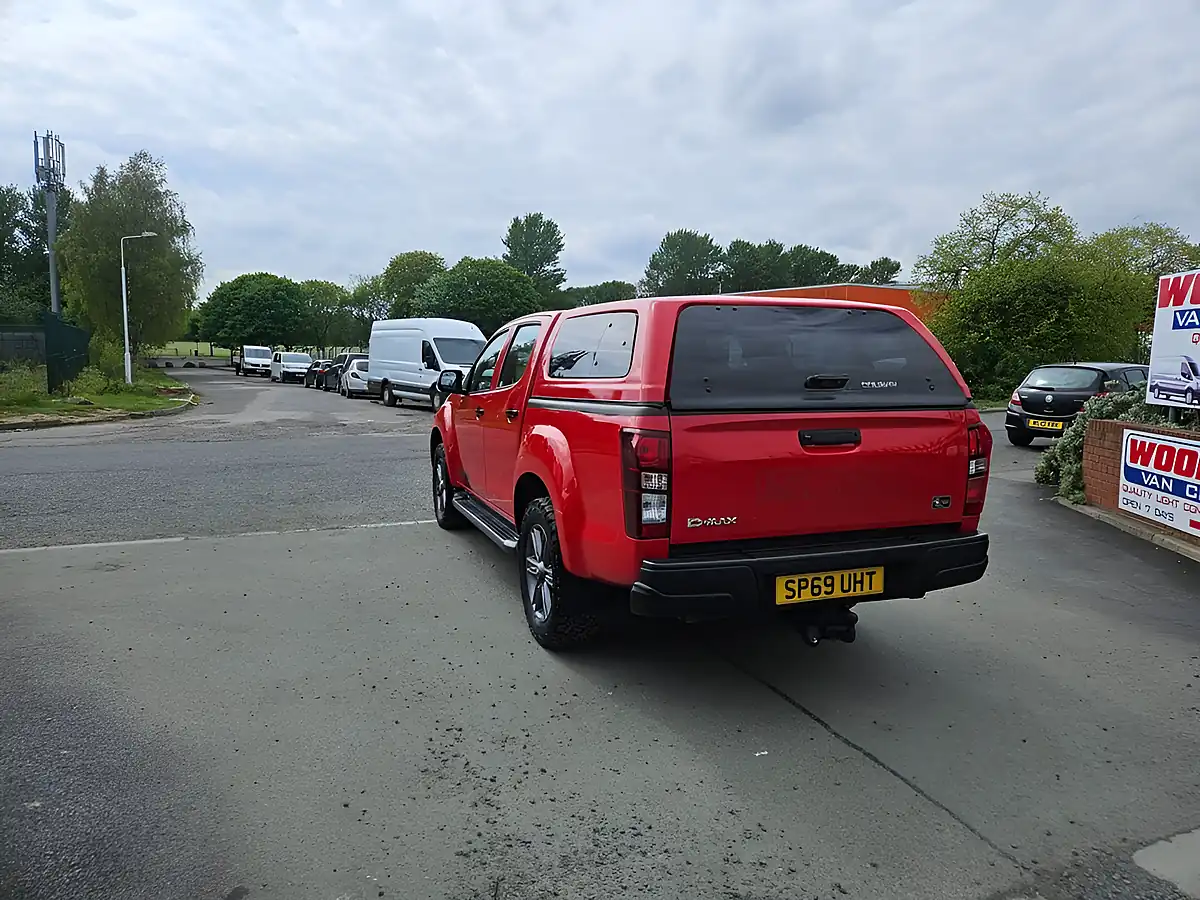 Used 2019 Isuzu D-Max Yukon Red - Interior and Exterior details 6