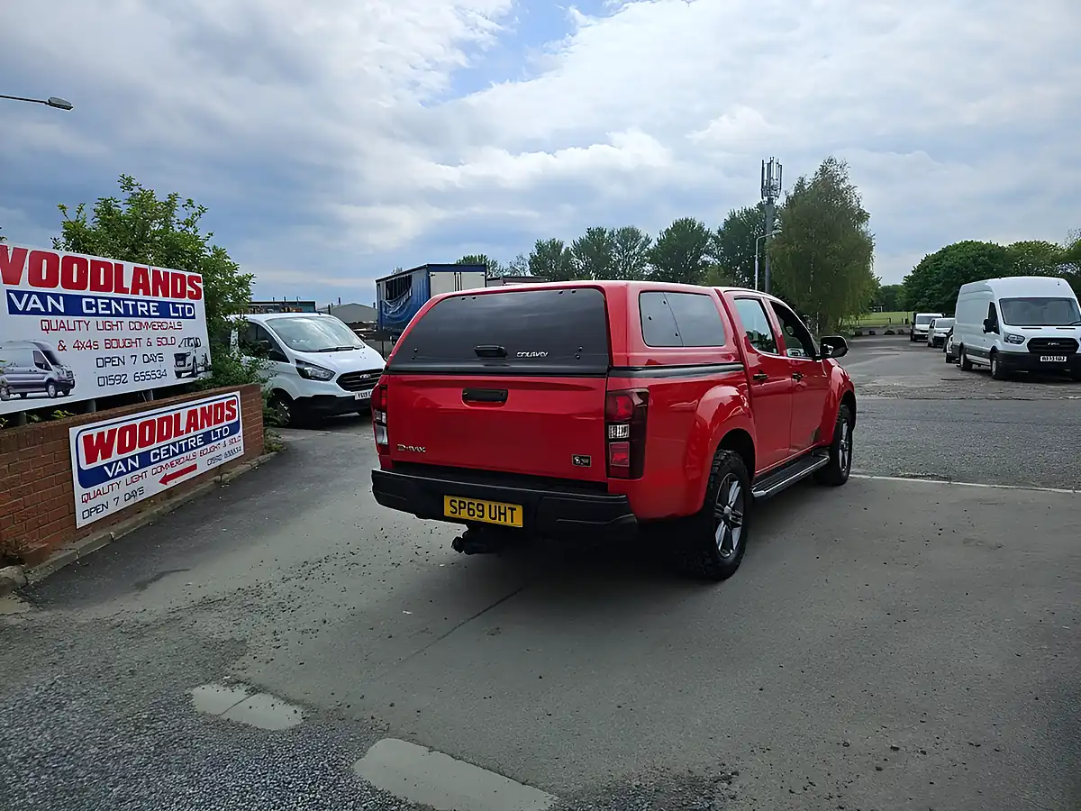 Used 2019 Isuzu D-Max Yukon Red - Interior and Exterior details 8