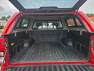 Used 2019 Isuzu D-Max Yukon Red - Interior and Exterior details 9