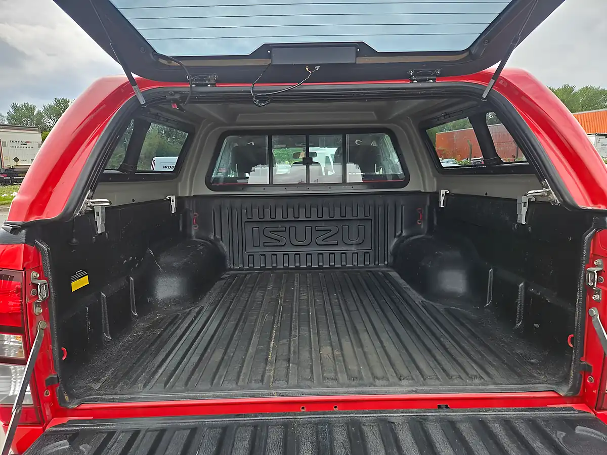 Used 2019 Isuzu D-Max Yukon Red - Interior and Exterior details 9