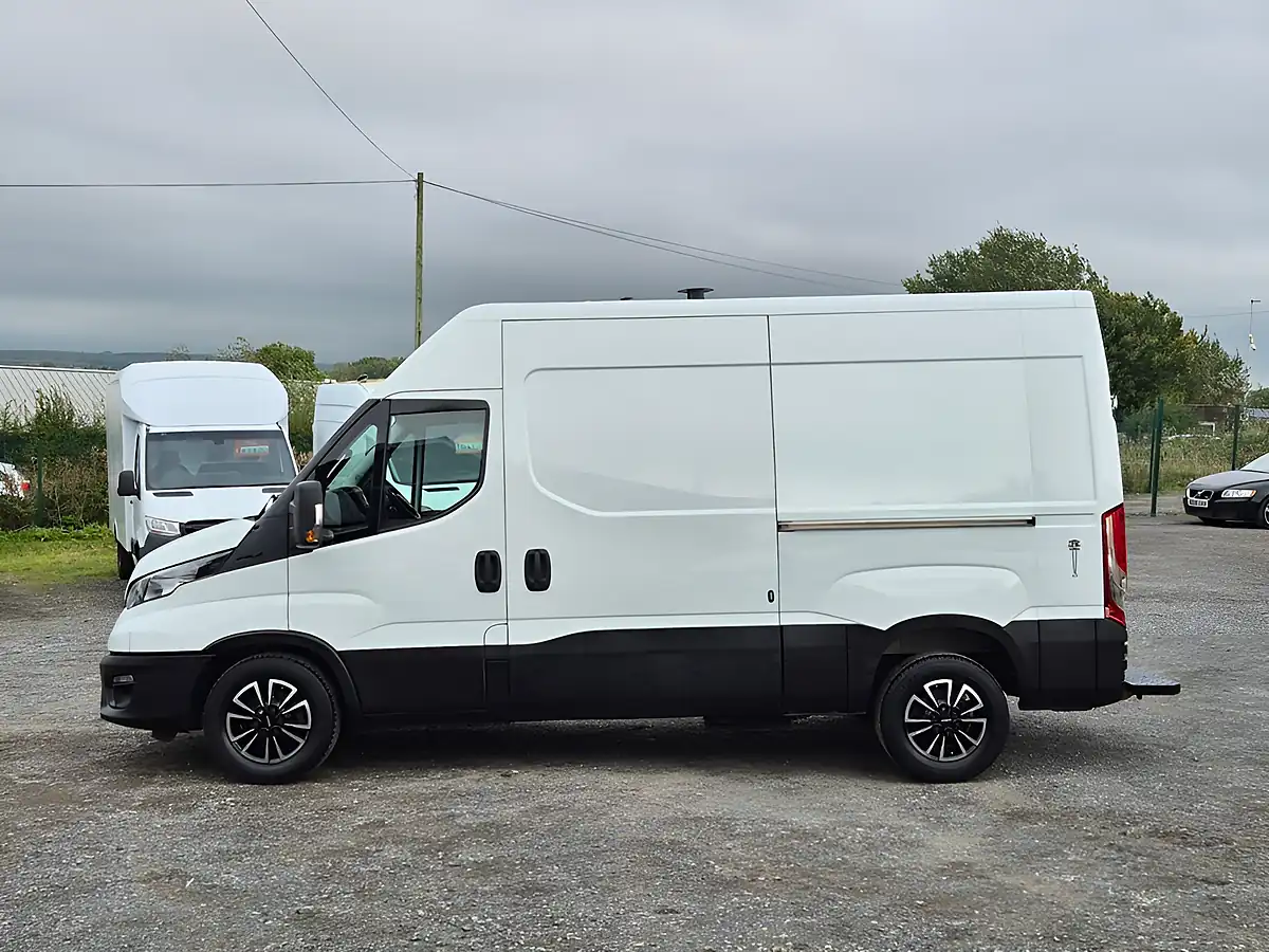 Used 2019 Iveco Daily 35S 3520 Mwb High Roof White - Interior and Exterior details 4