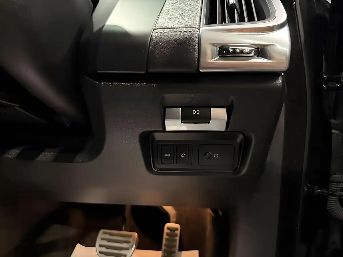 Used 2019 Jaguar E-Pace R-Dynamic Hse Black - Interior and Exterior details 17