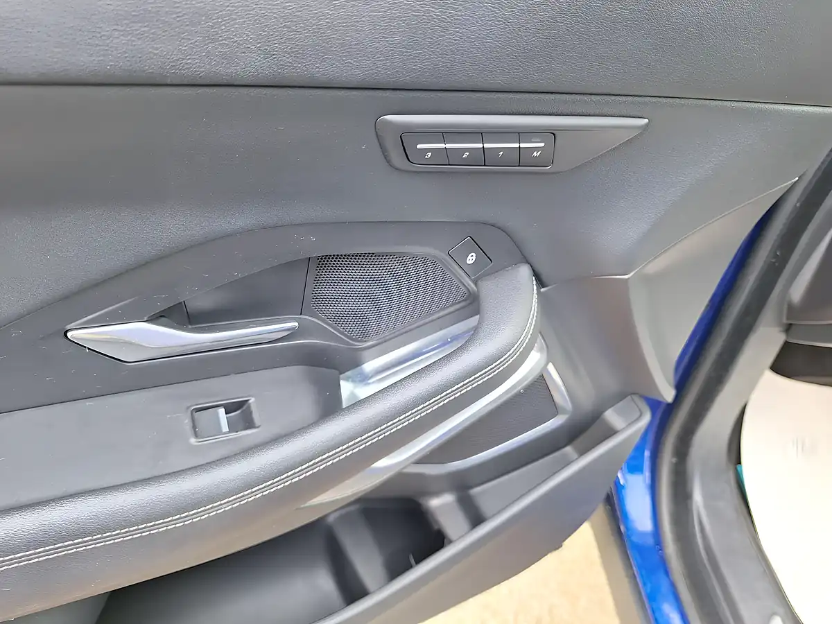 Used 2019 Jaguar E-Pace R-Dynamic Se Blue - Interior and Exterior details 15