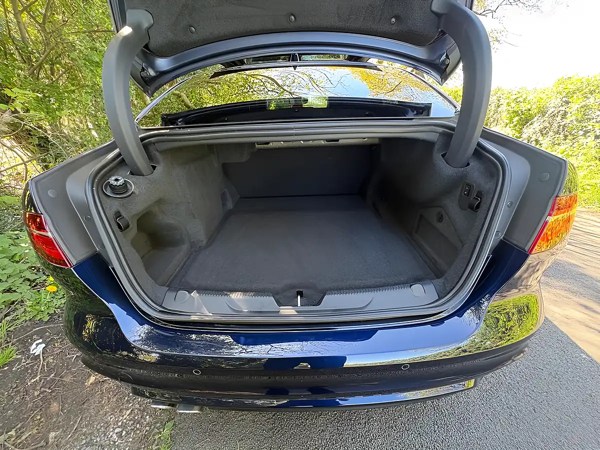 Used 2019 Jaguar Xe R-Dynamic Hse Blue - Interior and Exterior details 16