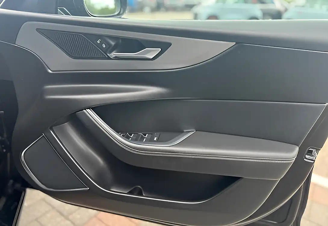 Used 2019 Jaguar Xe R-Dynamic Se Narvik Black Metallic - Interior and Exterior details 13