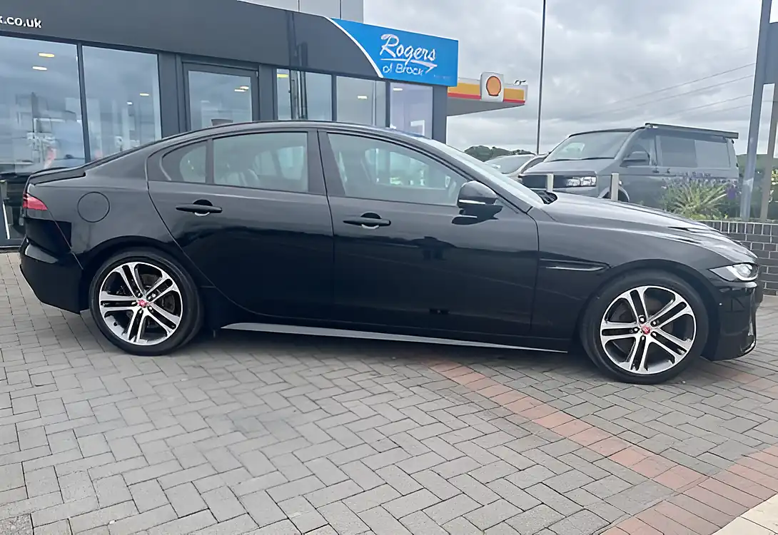 Used 2019 Jaguar Xe R-Dynamic Se Narvik Black Metallic - Interior and Exterior details 5