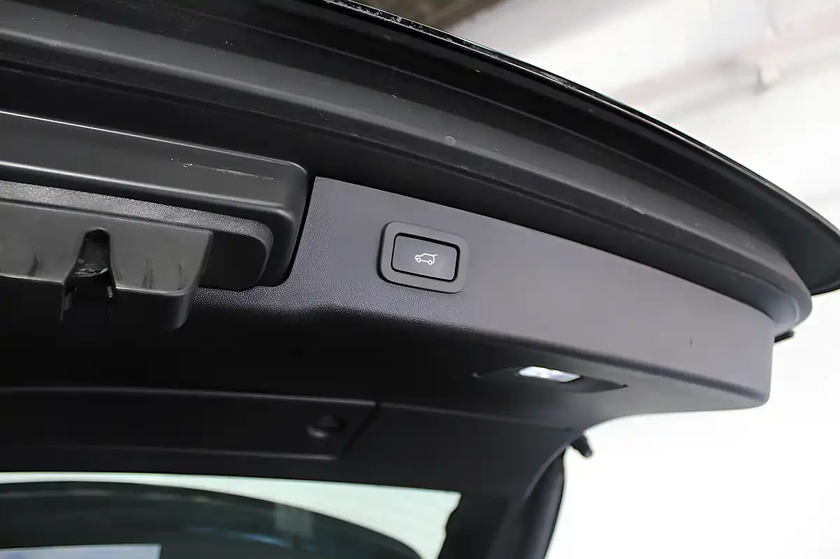 Used 2019 Jaguar Xf Portfolio Sportbrake Black - Interior and Exterior details 12