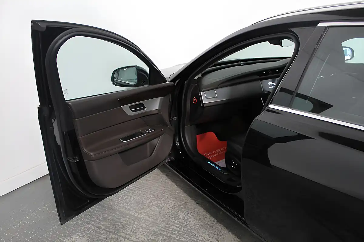 Used 2019 Jaguar Xf Portfolio Sportbrake Black - Interior and Exterior details 13