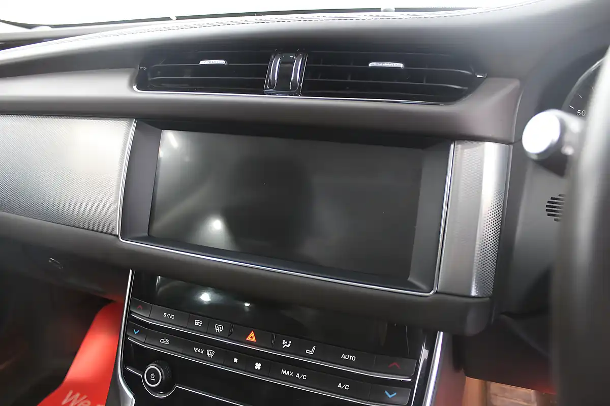 Used 2019 Jaguar Xf Portfolio Sportbrake Black - Interior and Exterior details 15
