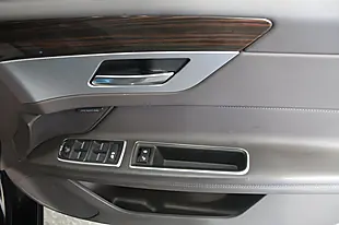 Used 2019 Jaguar Xf Portfolio Sportbrake Black - Interior and Exterior details 17
