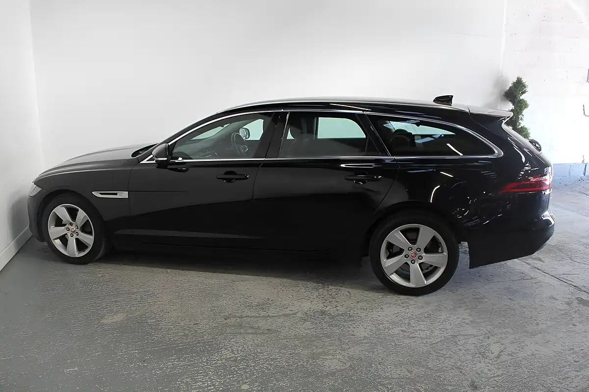 Used 2019 Jaguar Xf Portfolio Sportbrake Black - Interior and Exterior details 7