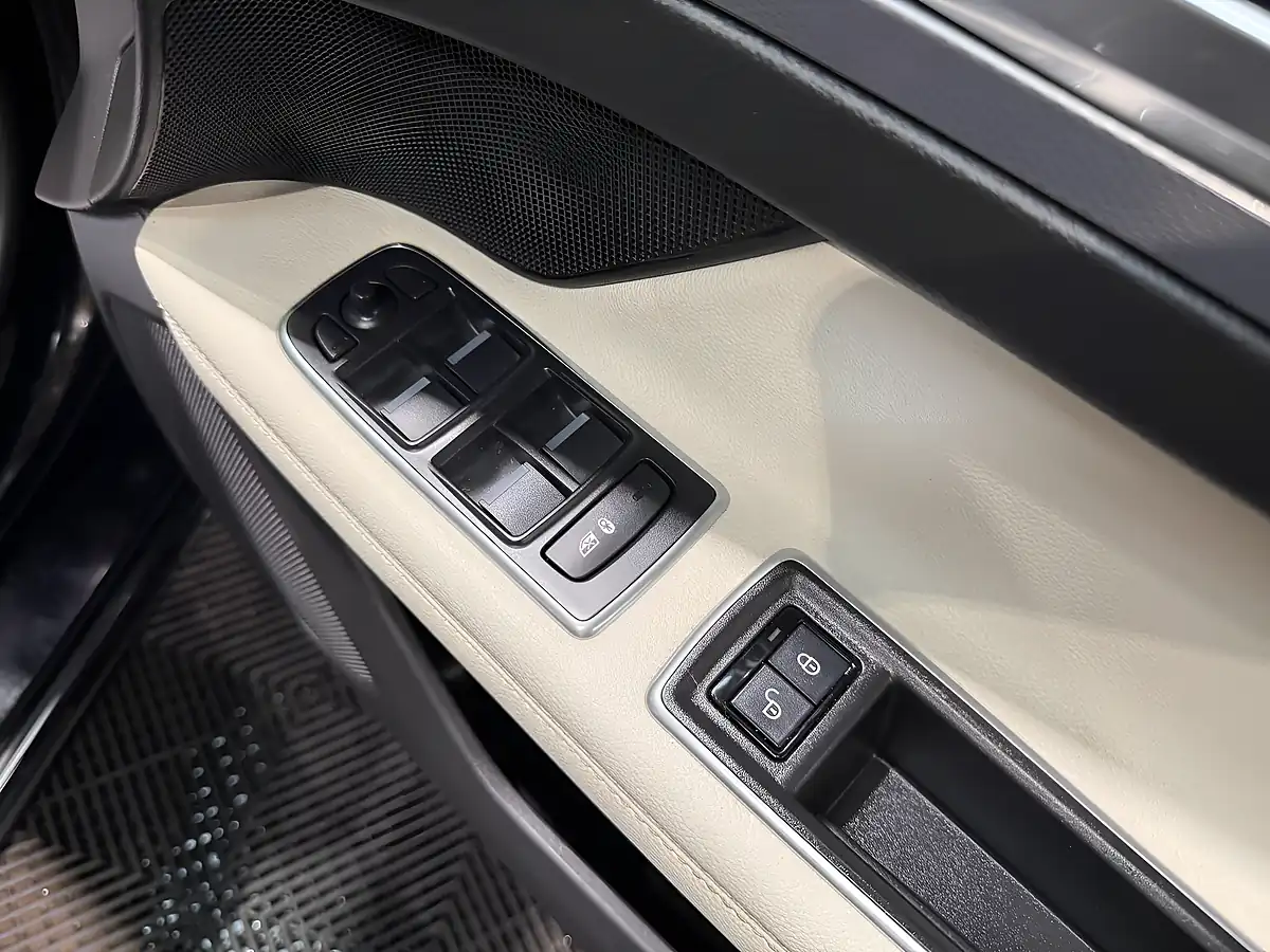 Used 2019 Jaguar Xf R-Sport Black - Interior and Exterior details 16