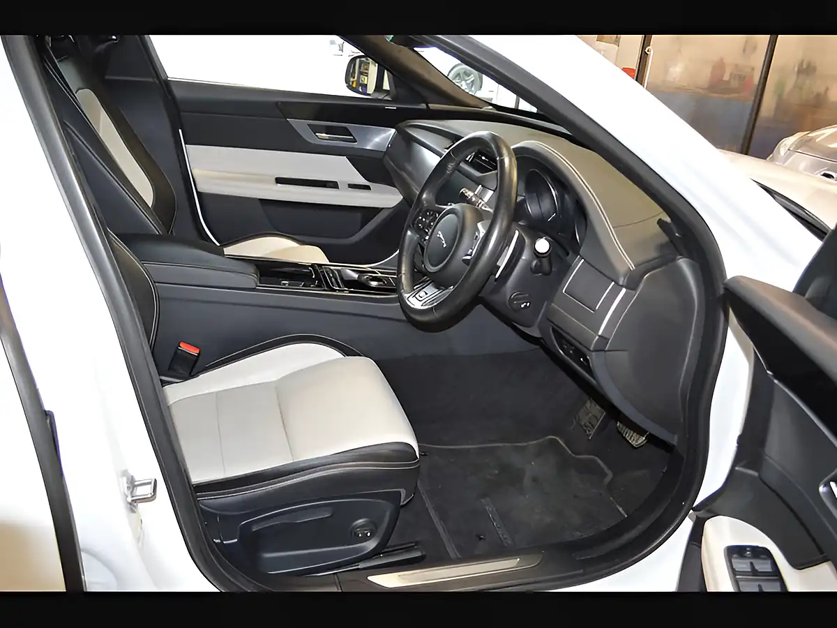 Used 2019 Jaguar Xf R-Sport Fuji White - Interior and Exterior details 10
