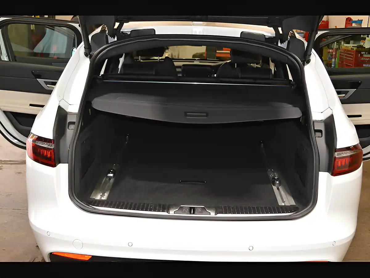 Used 2019 Jaguar Xf R-Sport Fuji White - Interior and Exterior details 14
