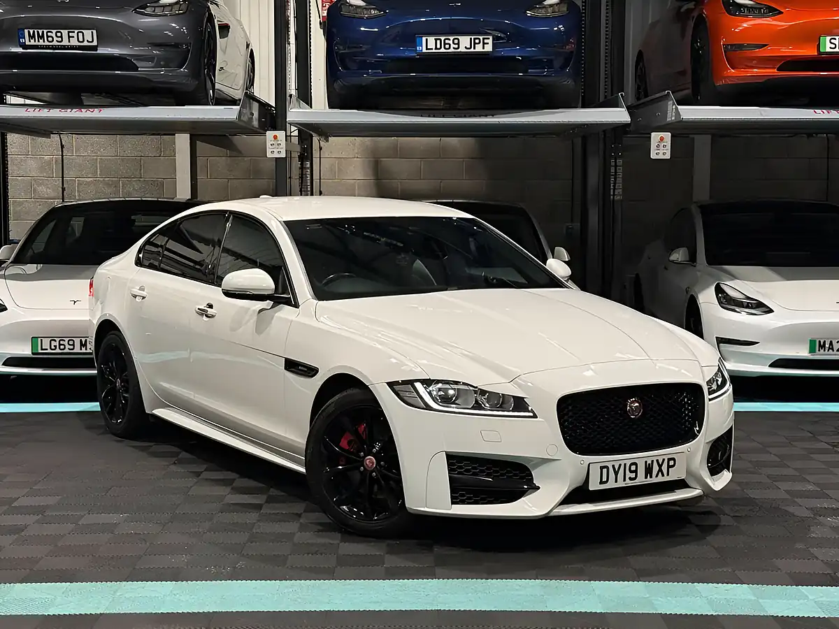 Used 2019 Jaguar Xf R-Sport White - Front View