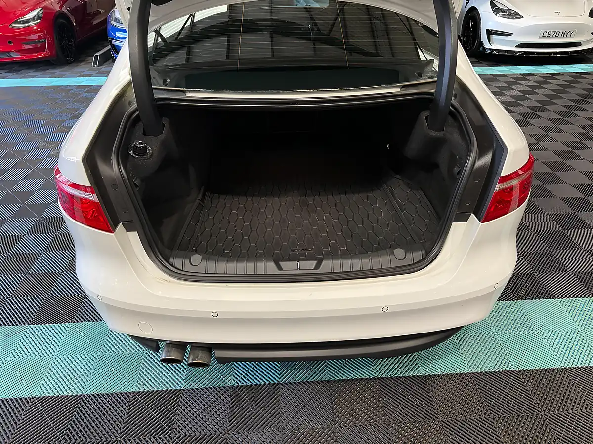 Used 2019 Jaguar Xf R-Sport White - Interior and Exterior details 14