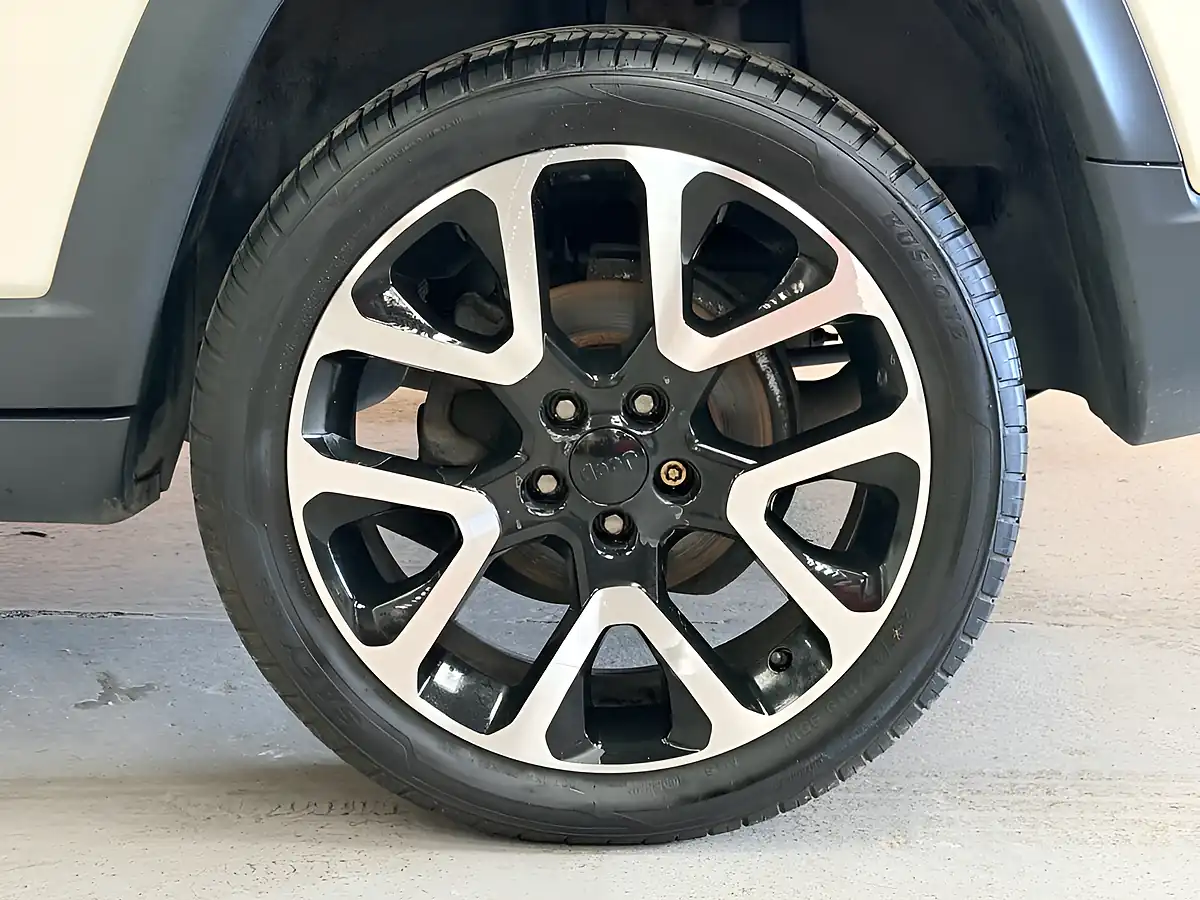 Used 2019 Jeep Compass Limited White - Interior and Exterior details 14