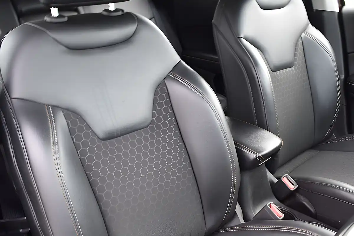 Used 2019 Jeep Compass Longitude Bronze - Interior and Exterior details 15