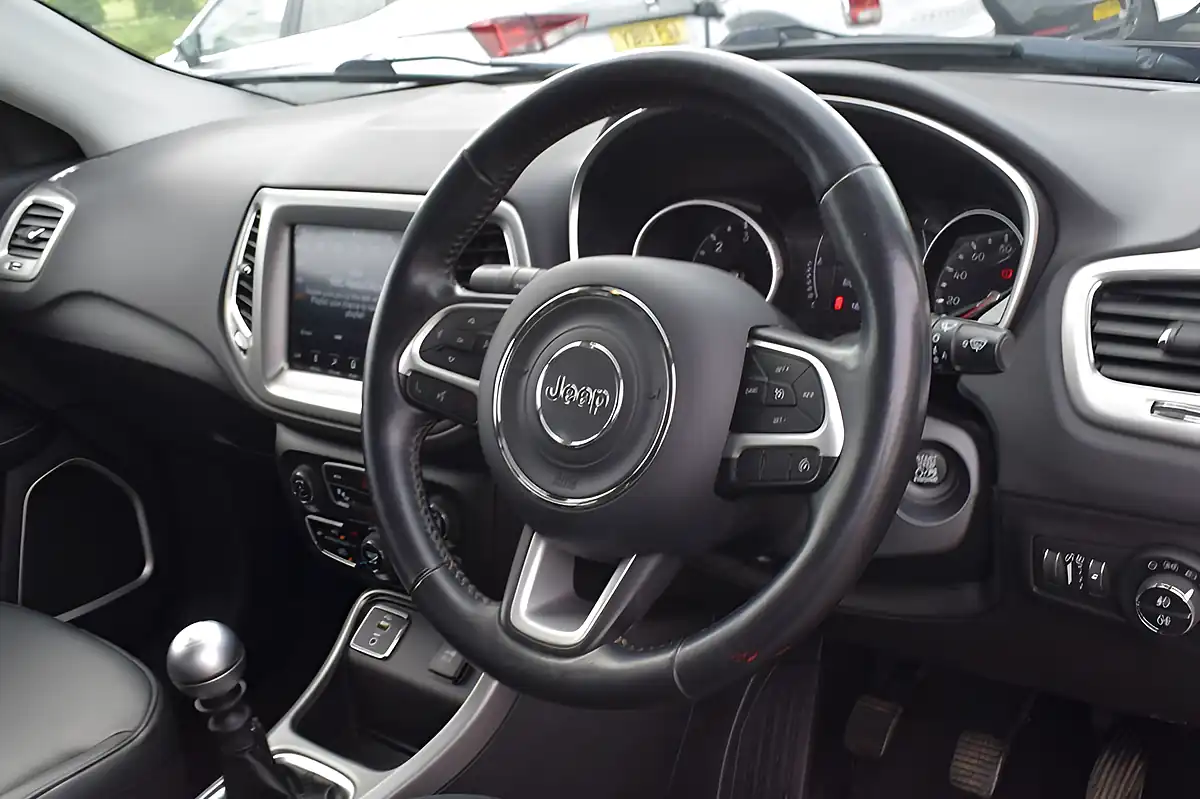 Used 2019 Jeep Compass Longitude Bronze - Interior and Exterior details 17