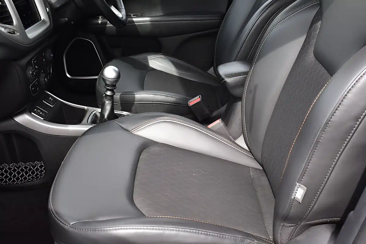 Used 2019 Jeep Compass Longitude Bronze - Interior and Exterior details 4