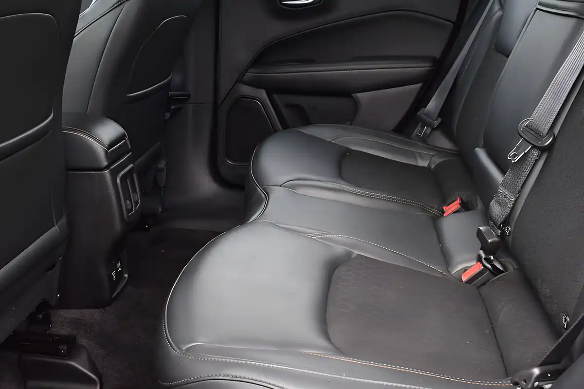 Used 2019 Jeep Compass Longitude Bronze - Interior and Exterior details 8