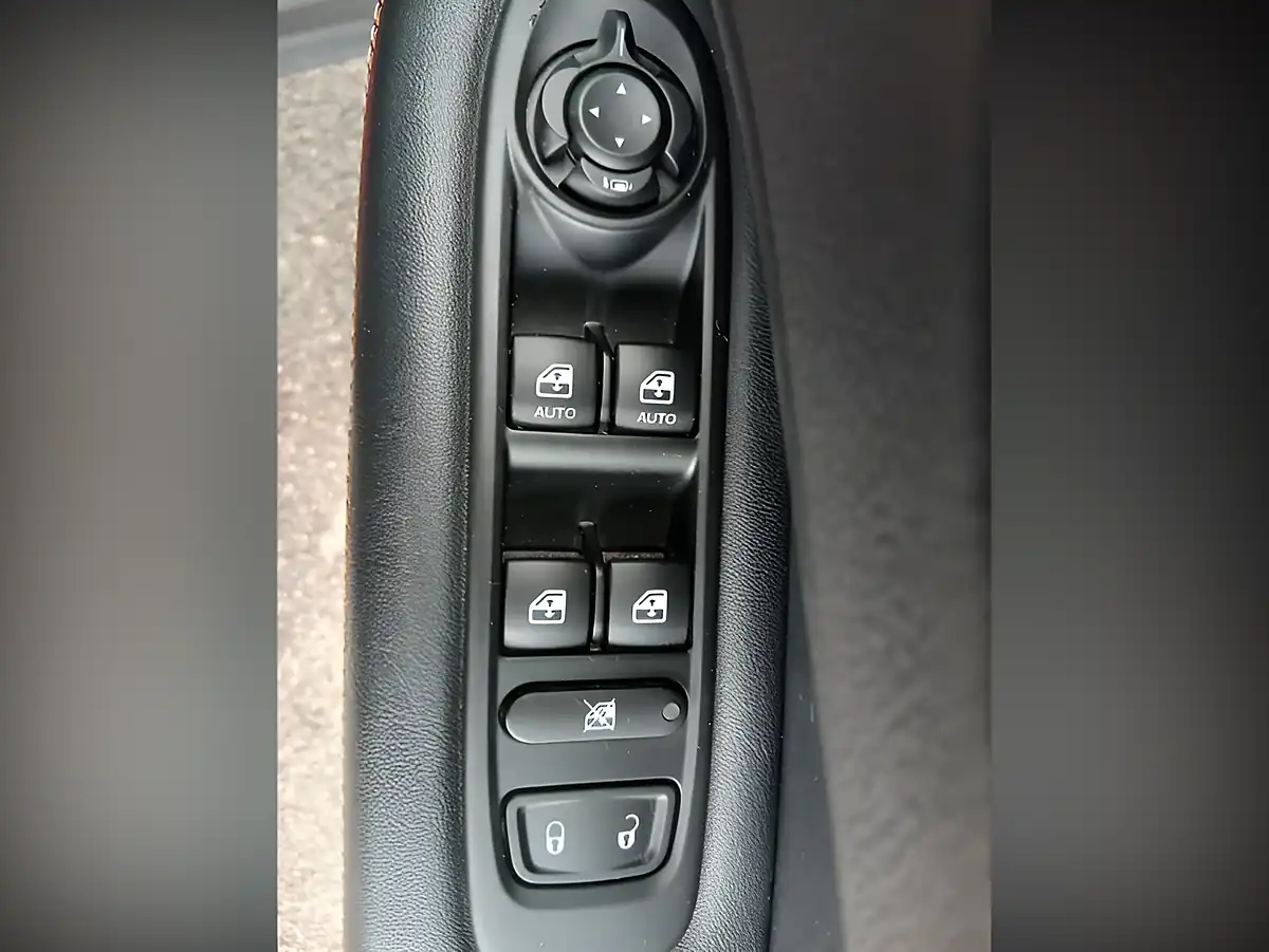 Used 2019 Jeep Compass Longitude Colorado Red - Interior and Exterior details 12